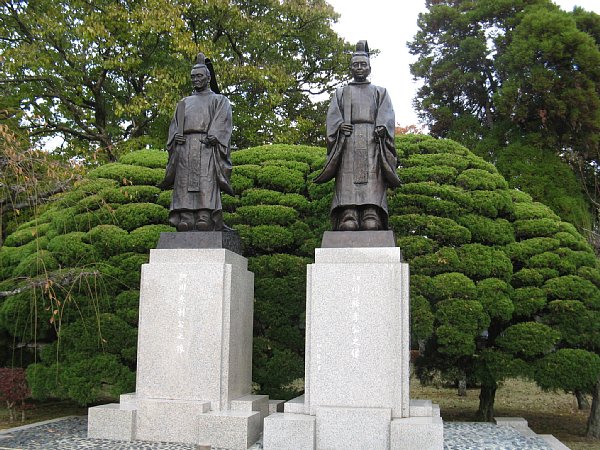 細川藤孝公と忠利公の銅像